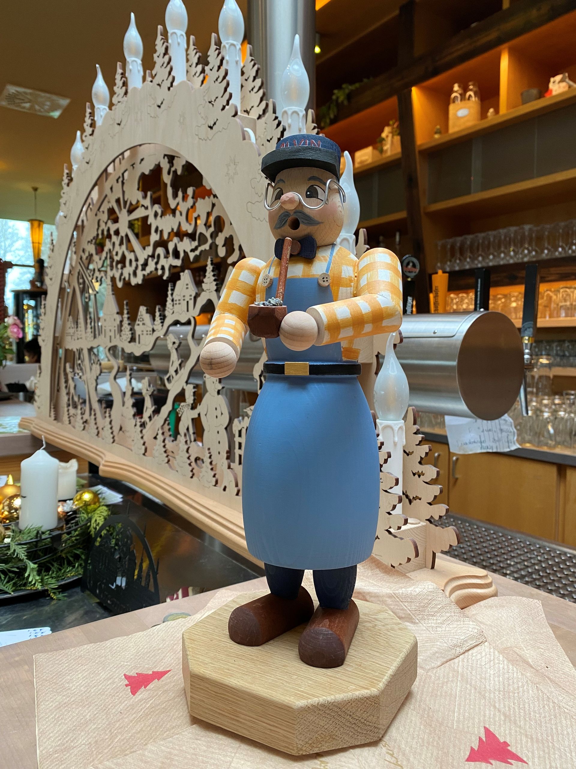 Alvin in Miniatur auf dem Tresen in der Pelzmühle.