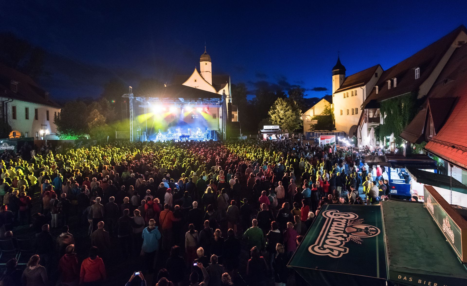 Vor dem Wasserschloss Chemnitz steht eine Bühne und feiernde Fans.