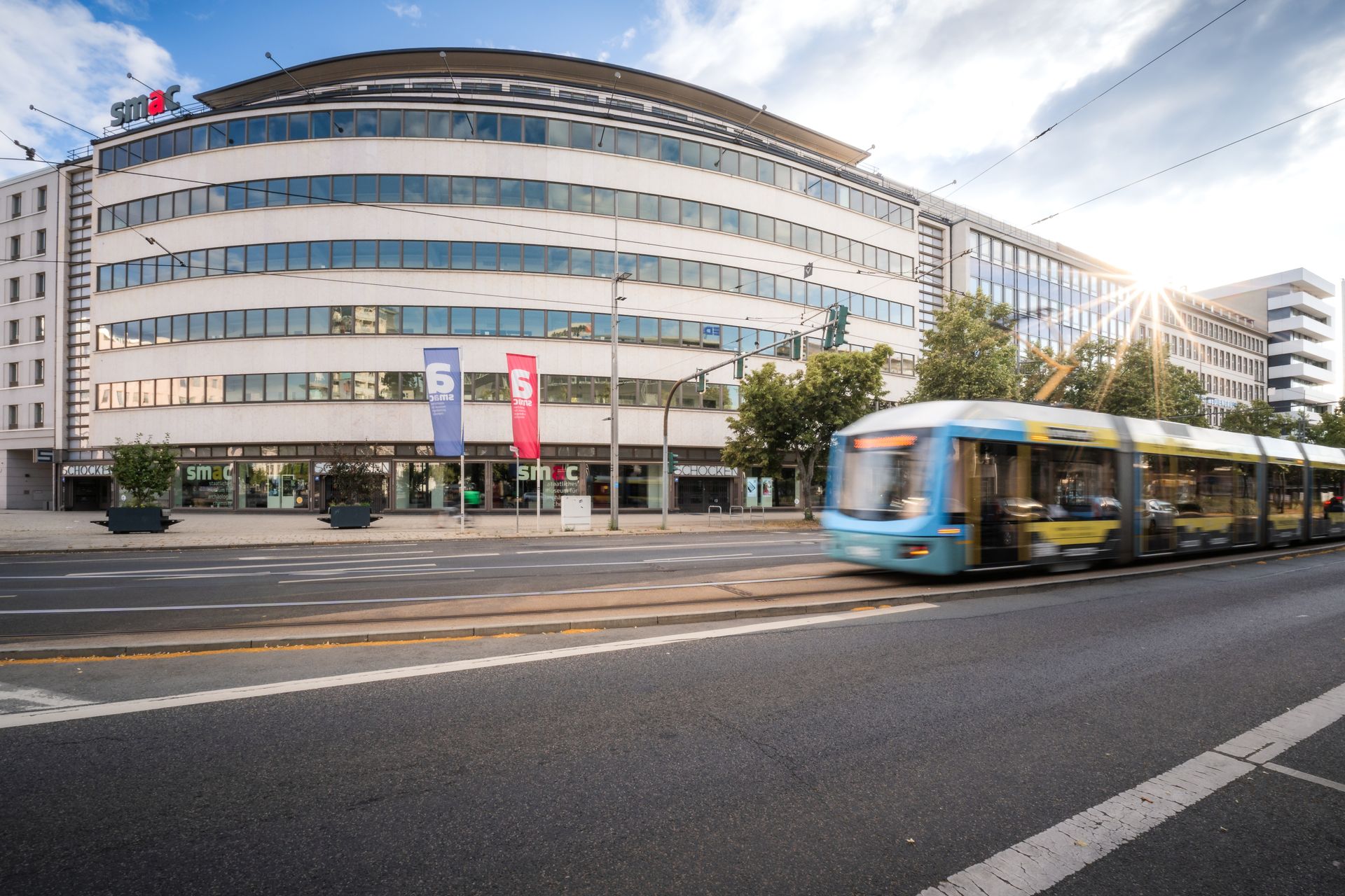 Das Museum smac Chemnitz von Außen mit fahrender Straßenbahn davor