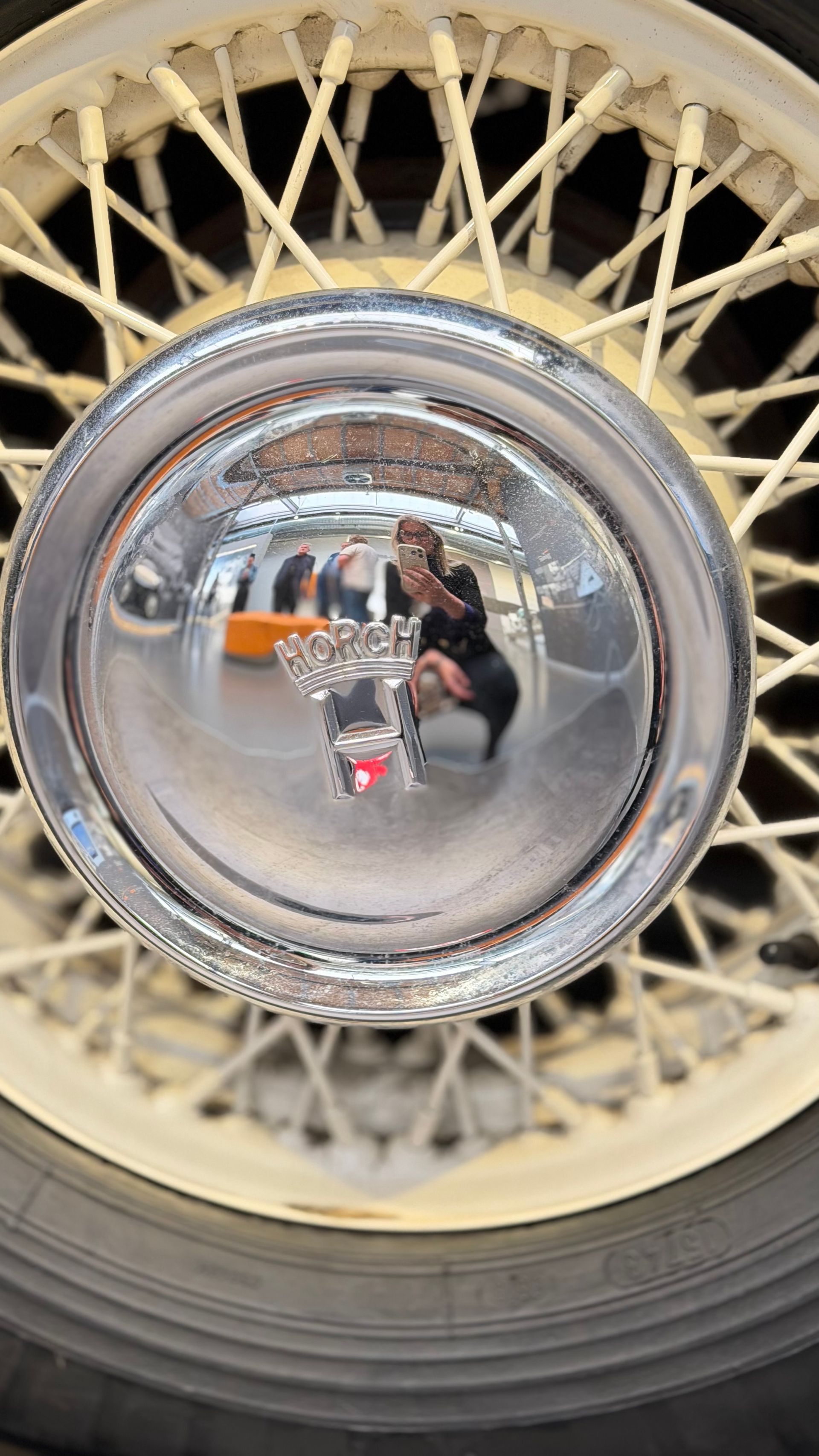 Eine silberne Horch Felge, in der sich die Fotografin spiegelt