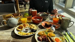 Ein reichhaltiges Frühstücksbuffet im c/o56 Chemnitz mit Tee, Kaffee, Obst, Pfannkuchen, Speck, Eiern und Toast.