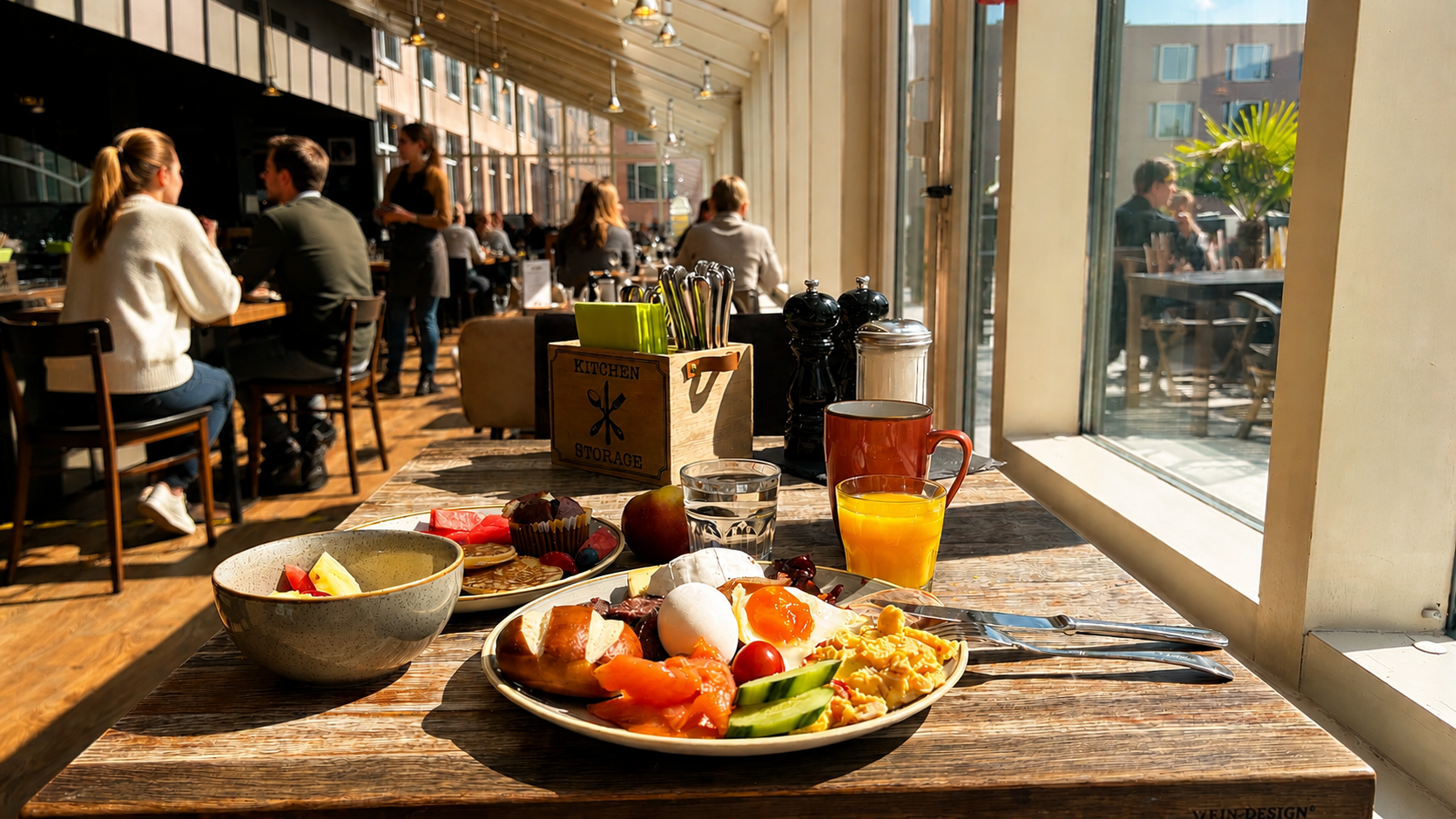 Eine Frau steht an einem Buffet, hält einen Teller und betrachtet die Speisenauswahl. Dunkles, modernes Interieur.