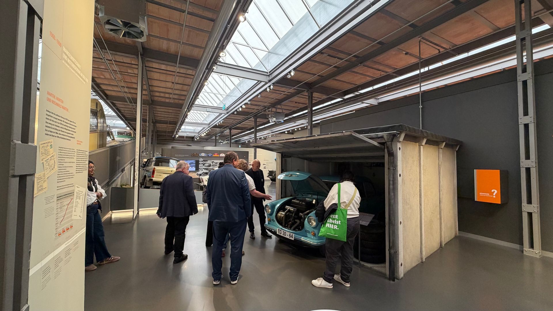 Leute schauen sich ein Auto im August Horch Museum an.