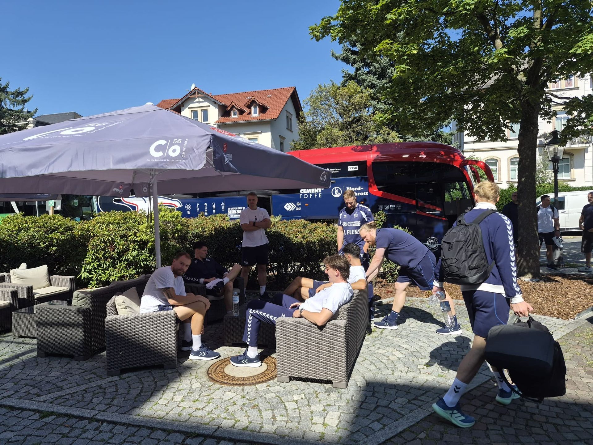 Die Handball mannschaft von Flensburg steht mit dem Vereinsbus vor dem Hotel c/o56 Chemnitz.