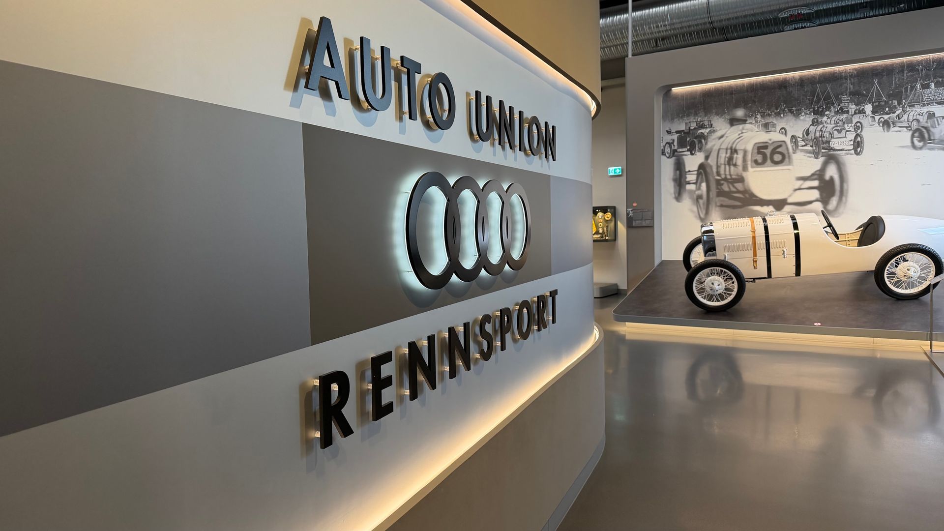Eingang der Ausstellumg im August Horch Museum in Zwickau.