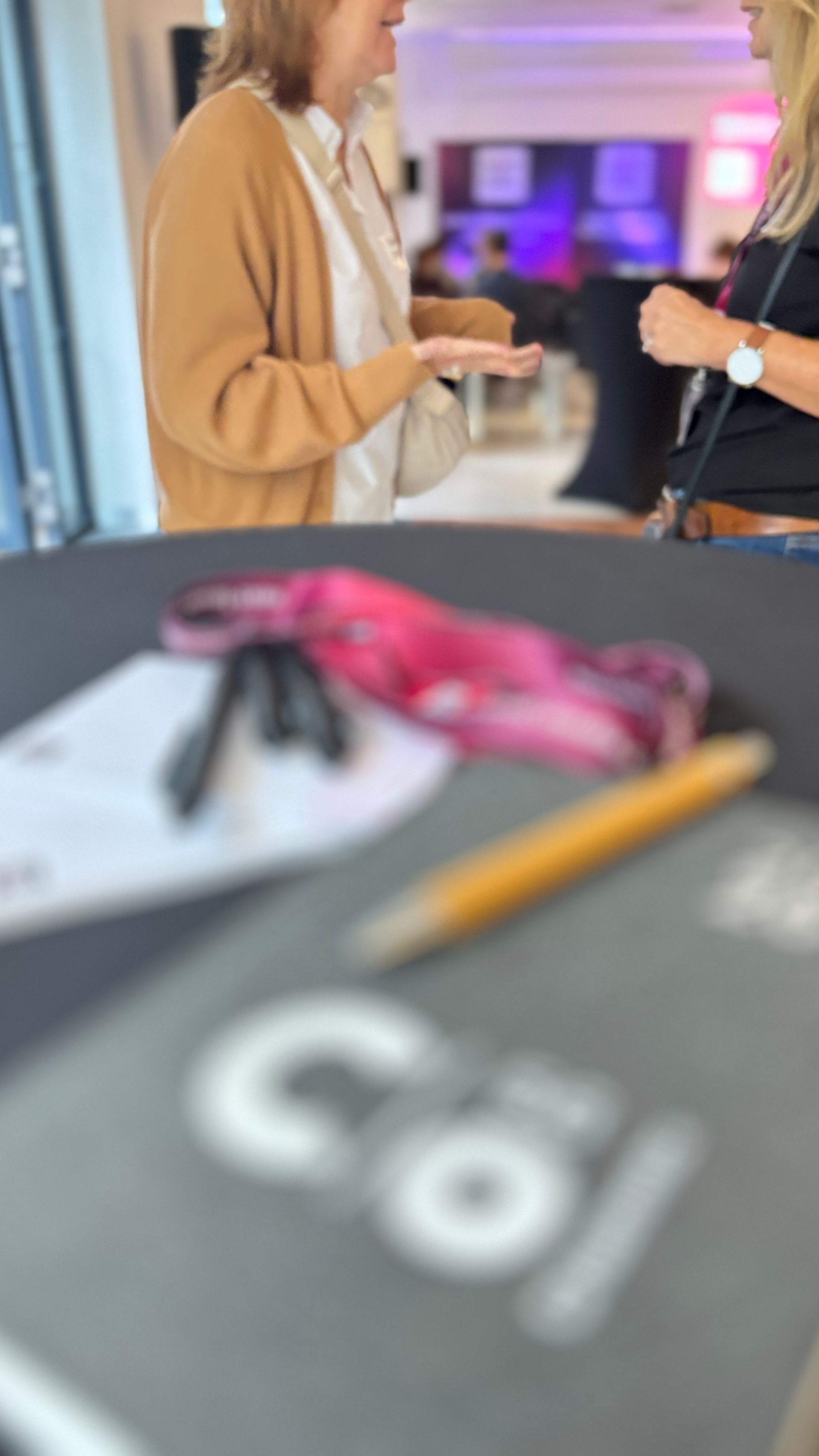Zwei Frauen unterhalten sich bei einer Networking-Veranstaltung.