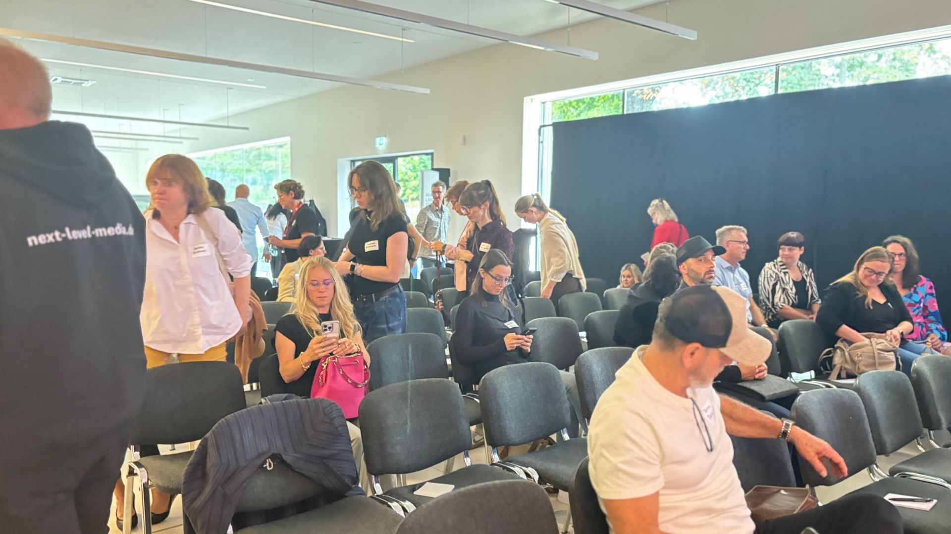 Menschen unterhalten sich in bei dem Next Level Media Event der Freien Presse.