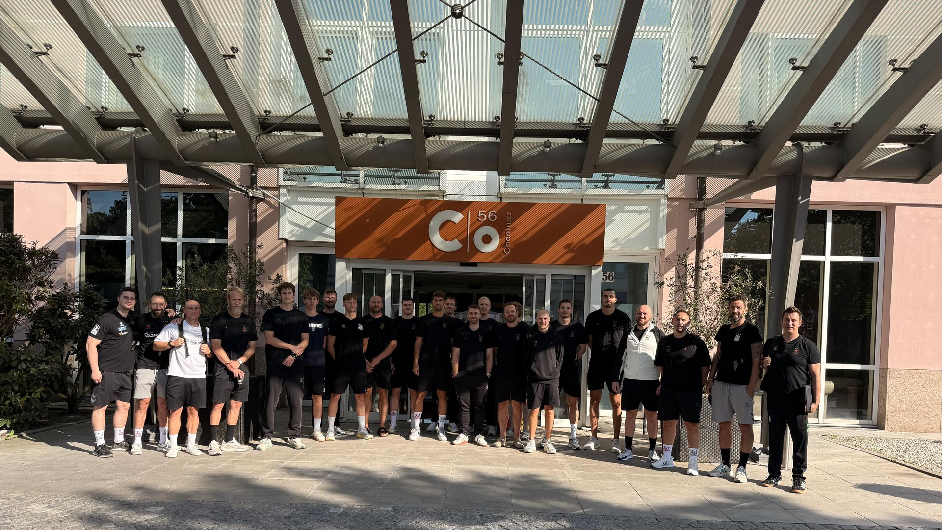 Vor dem Hotel c/o56 Chemnitz steht der Handballverein SC Magdeburg.