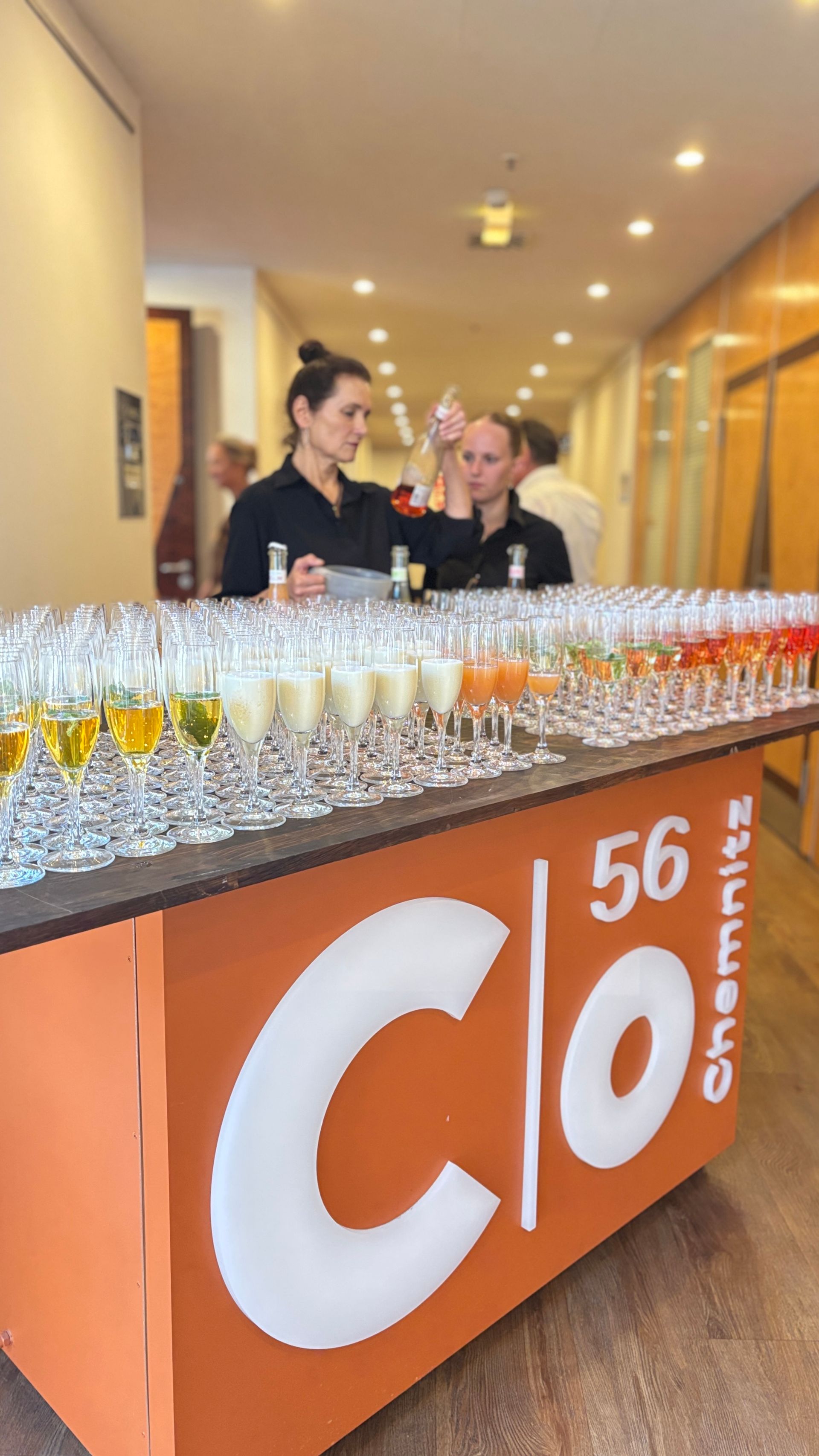 Eingeschänkte Begrüßungsgetränke für den Schulanfang 2026 im c/o56 Chemnitz.