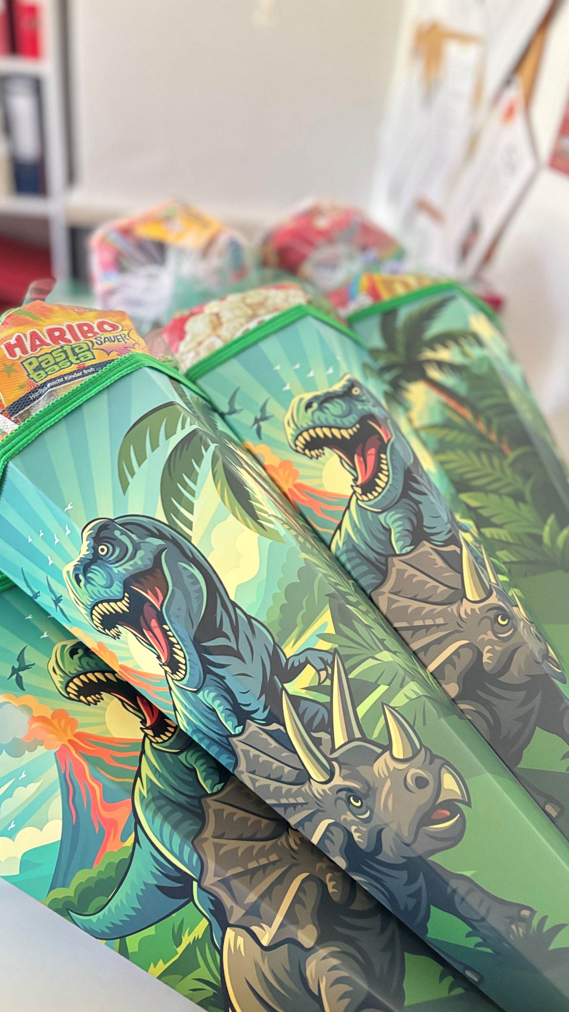 Zuckertüten mit Dinosauriern.