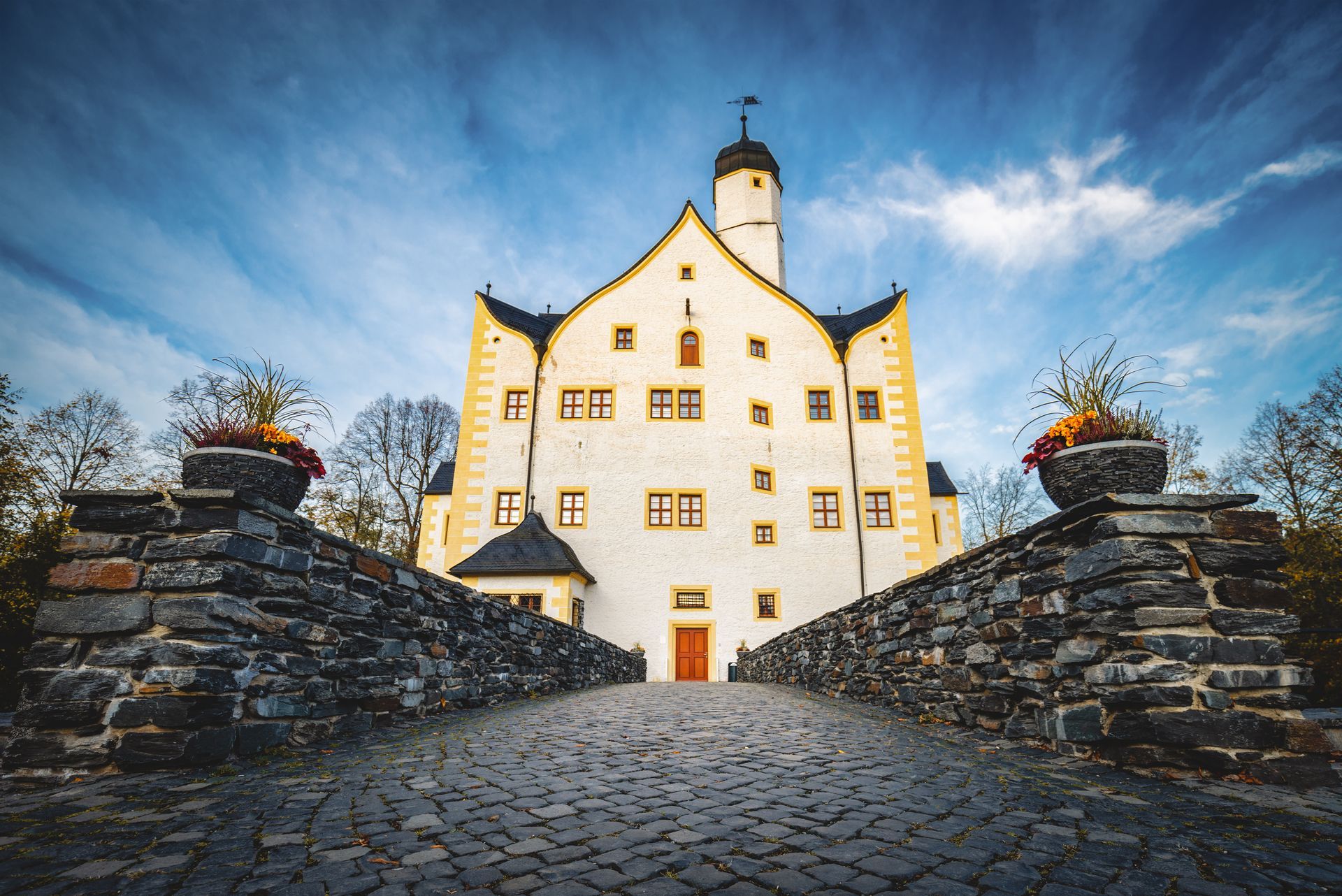 Das Wasserschloss Klaffenbach in Chemnitz mit mystischem Himmel.