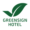 Logo des GreenSign Hotels: grünes Blatt über dem Text „GreenSign Hotel“ .
