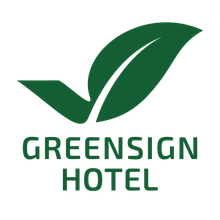 Logo des GreenSign Hotels: grünes Blatt über dem Text „GreenSign Hotel“ .