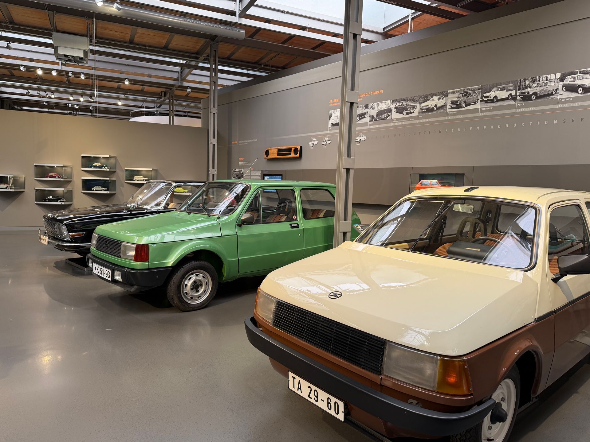 Zwei DDR Autos in den Ausstellungsräumen des August Horch Museums.