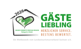Logo „GÄSTE LIEBLING 2026“ mit grünem Haus und Schrift „HERZLICHSTER SERVICE BESTENS BEWERTET“