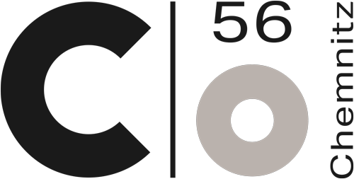 Schwarzes „C“ und vertikaler Strich, graue „56“ und „O“ sowie „Chemnitz“.