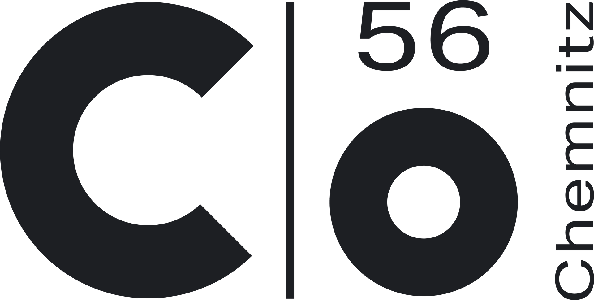 Weißer Buchstabe „C“ auf terrakottafarbenem quadratischem Hintergrund.