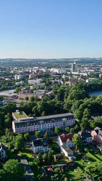 Das Hotel c/o56 Chemnitz mit seiner grünen Lage.