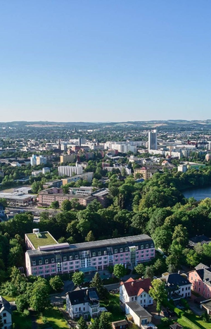 Das Hotel c/o56 Chemnitz in seiner grünen Lage.