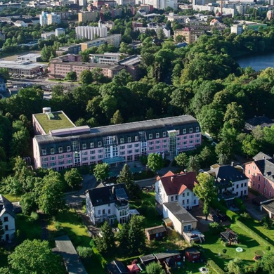 Das Hotel c/o56 Chemnitz in seiner grünen Lage.