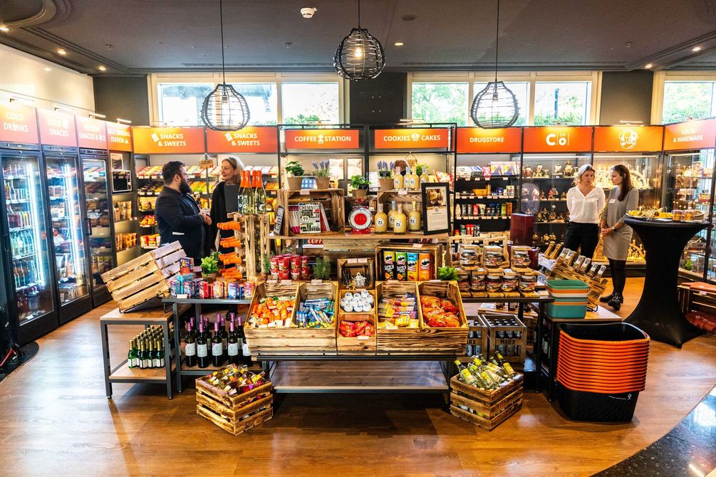 Ein gut beleuchteter Lebensmittelladen, der hoteleigene Shop namens 