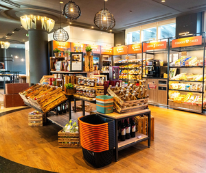 Hotelshop im c/o56 Chemnitz mit Regalen Snacks und Getränke unter Souveniers.