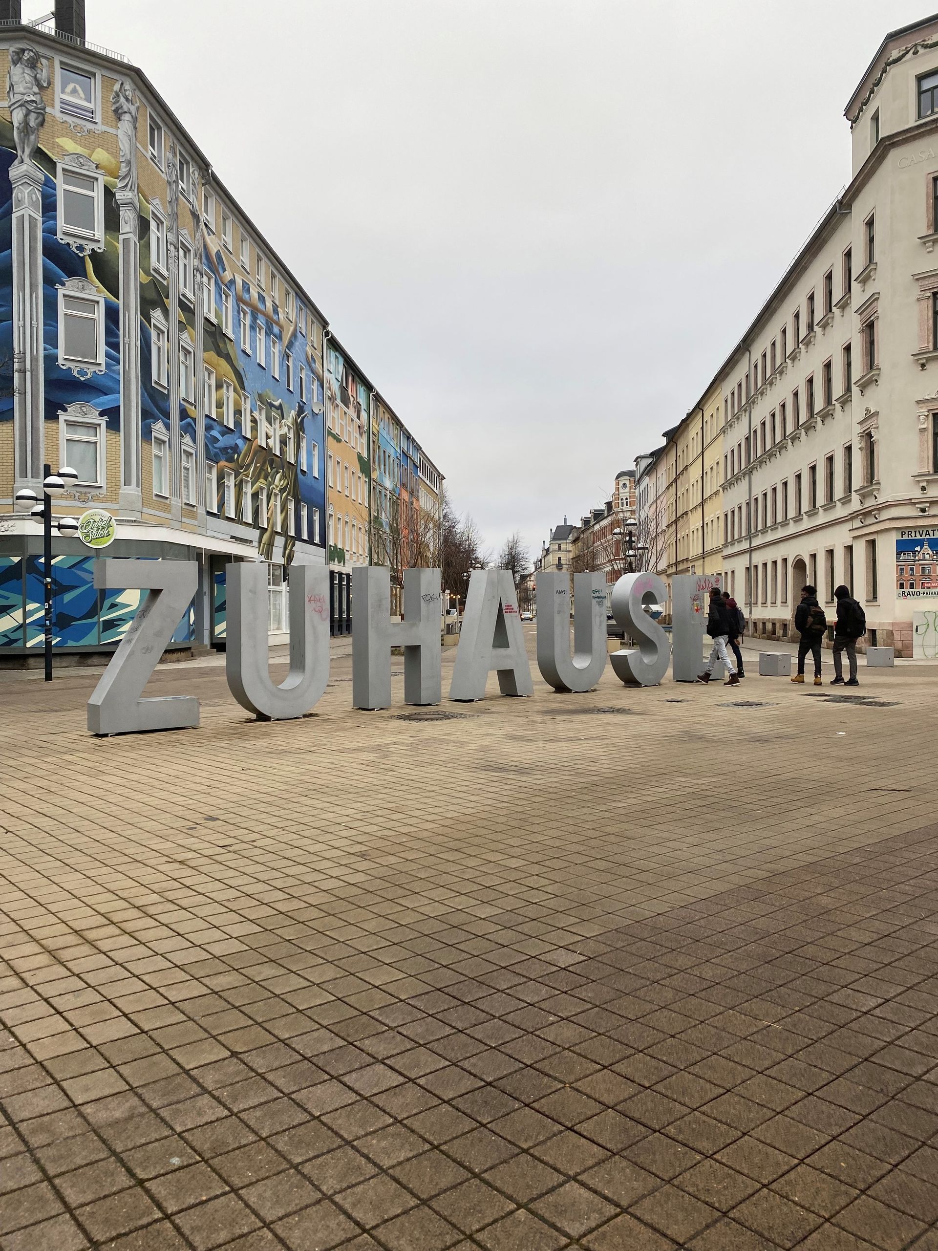 Zuhause. Menschen gehen durch Chemnitz.