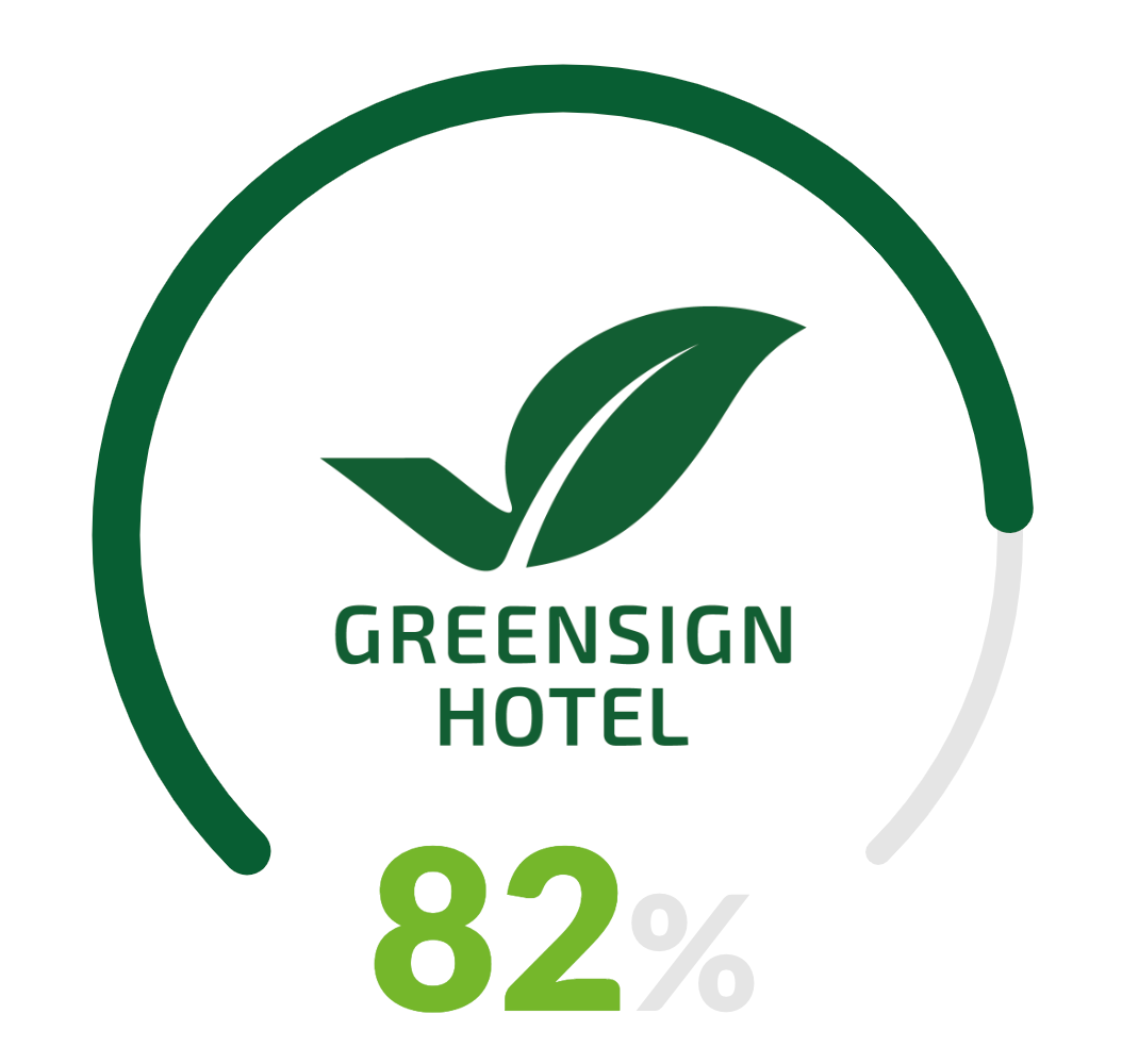 Weißes „C“ im Kreis auf rötlich-braunem Hintergrund.