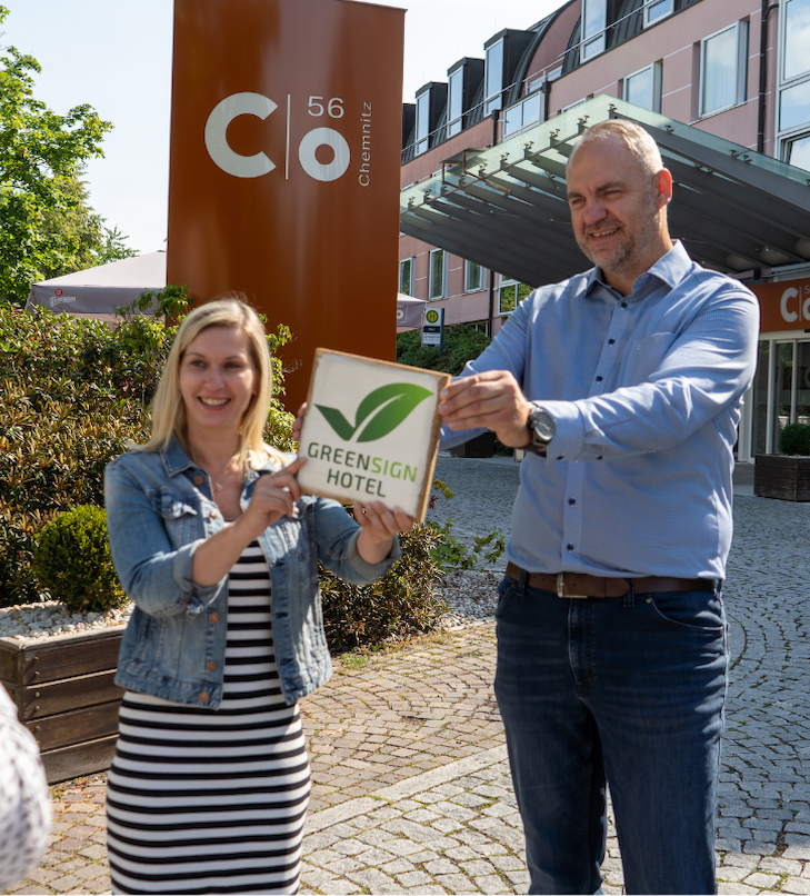 Weißer Buchstabe „C“ auf terrakottafarbenem quadratischem Hintergrund.