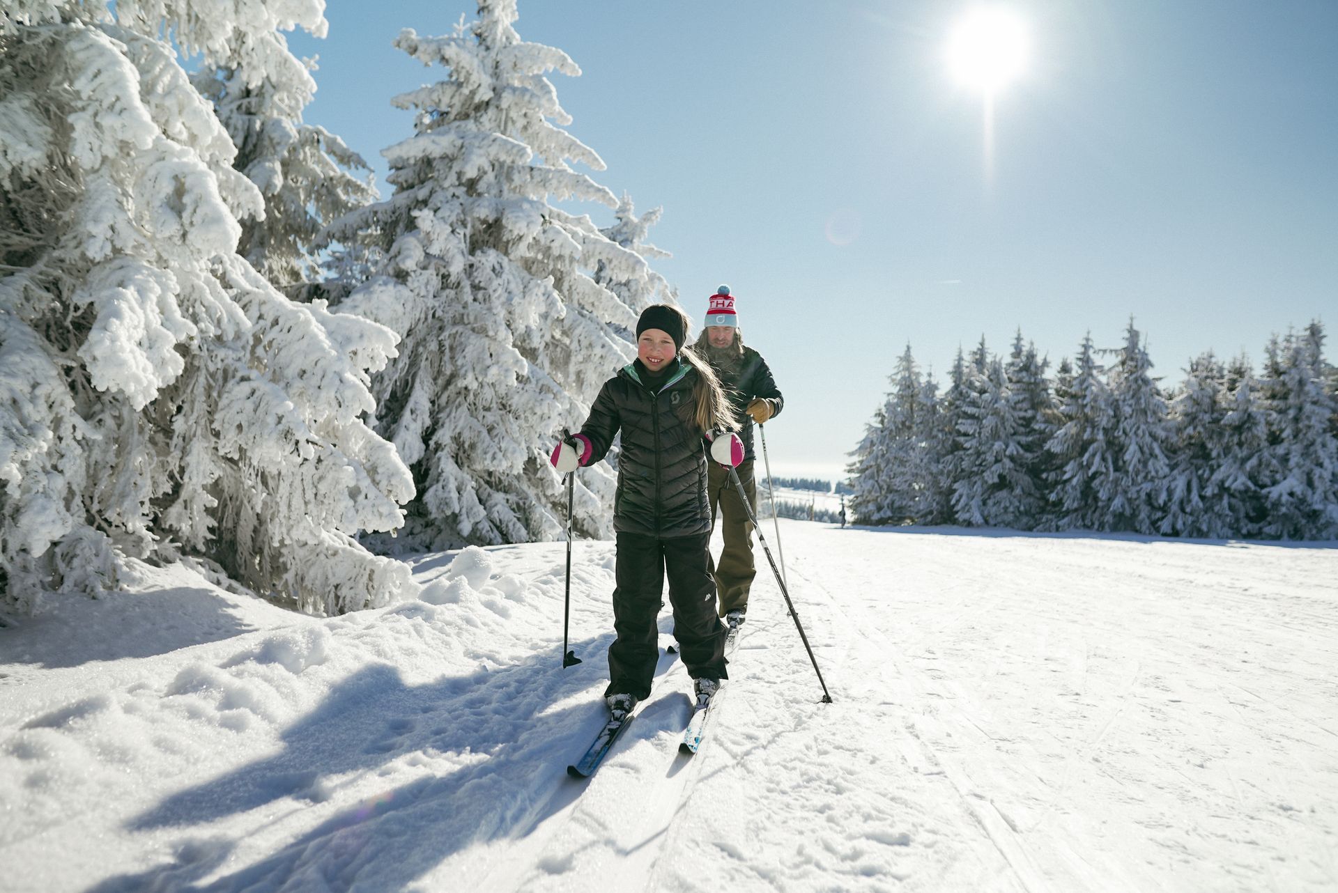 Zwei Langläufer auf einer verschneiten Loipe in Oberwiesenthal.