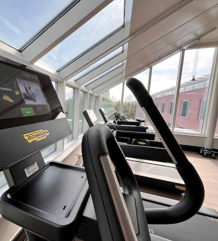 Weißes „C“-Symbol auf rostorangefarbenem Hintergrund.