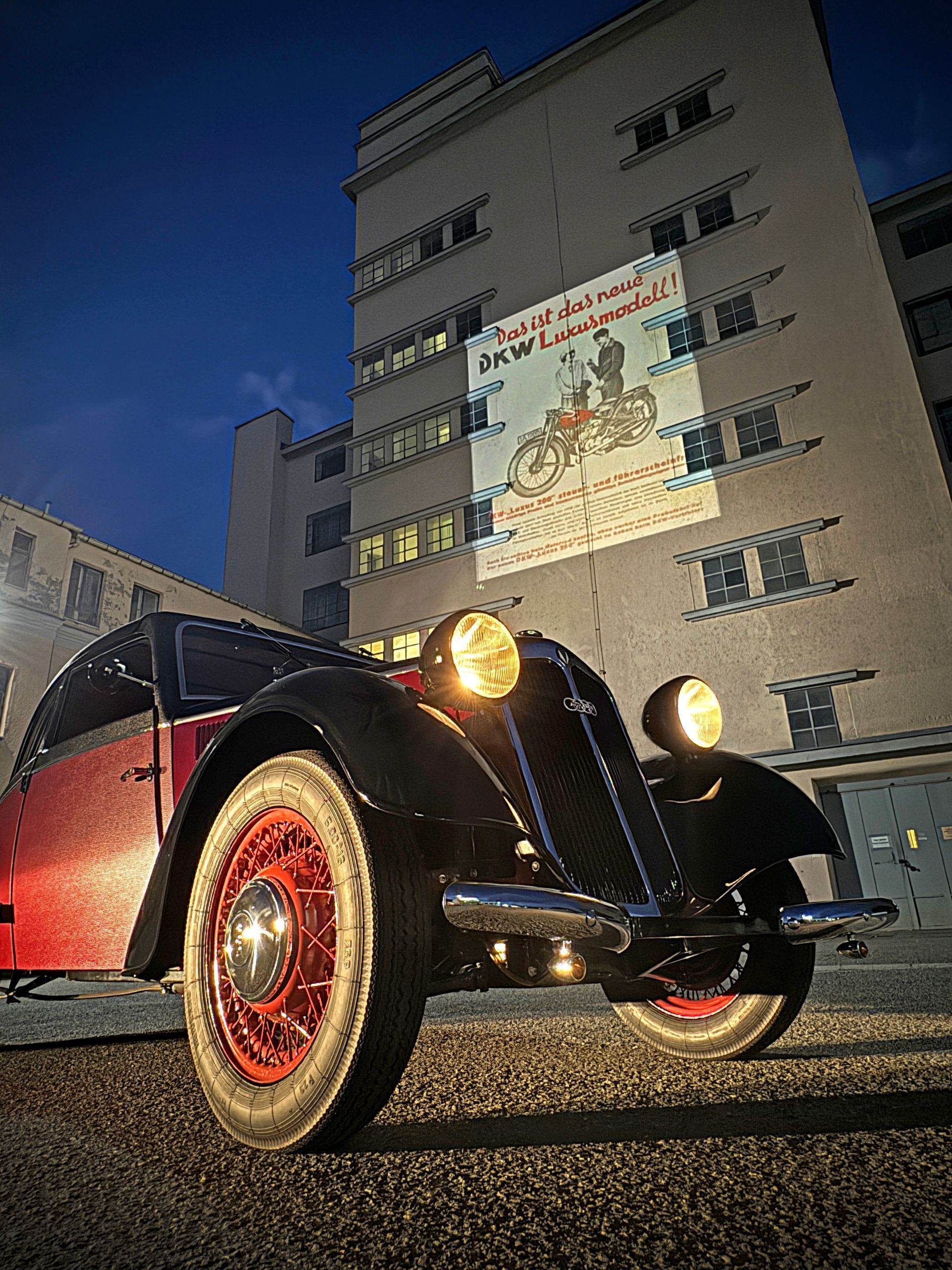 Schild: Ein schneebedeckter Holzsoldat auf einem Schaukelpferd. Winterliche Szenerie in Weiß, Rot und Blau.
