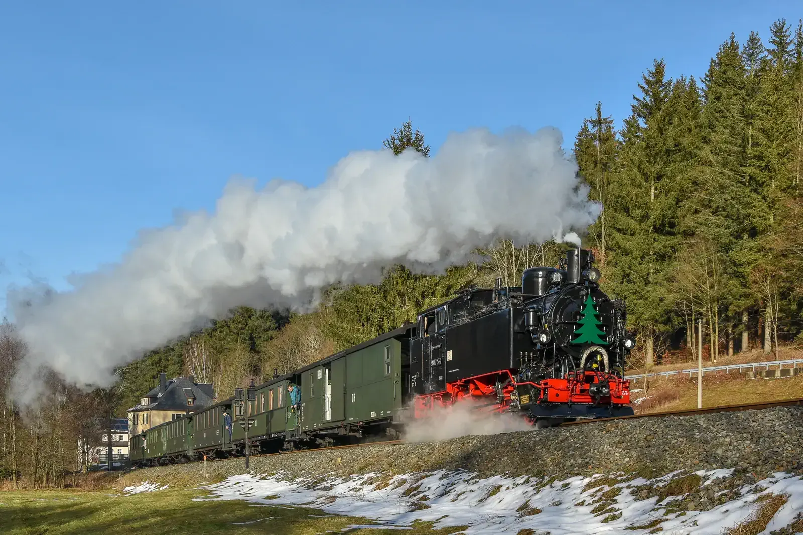 Eine lächelnde Frau stellt in der Küche Schokolade für eine Familie her.