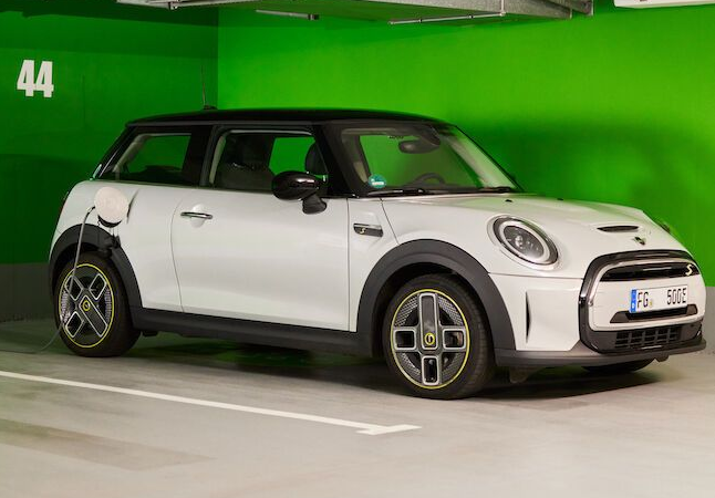 Elektroladesäule mit auto in tiefgarage