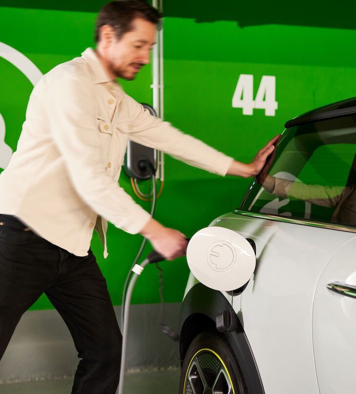 Weißes „C“ im Kreis auf rötlich-braunem Hintergrund.