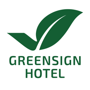 Grünes Blattlogo mit dem Schriftzug „GREENSIGN HOTEL“ in grüner Schrift.