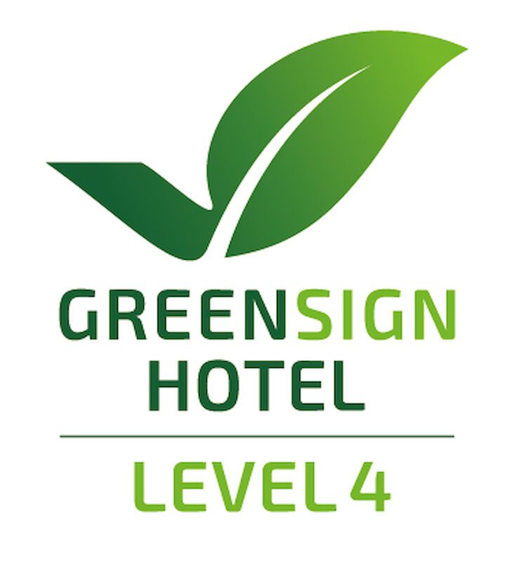 Logo des GreenSign Hotels, Ebene 4: grünes Blatt über dem Text „GreenSign Hotel“ und „Ebene 4“.