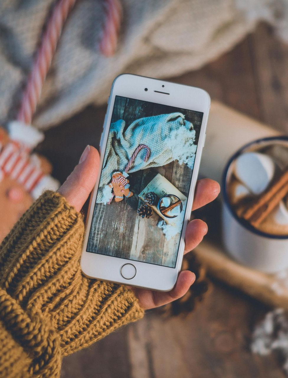 Ein reich verziertes Wohnhaus mit Balkonen und farbenfroher Kachelfassade, eingerahmt von Bäumen vor blauem Himmel.