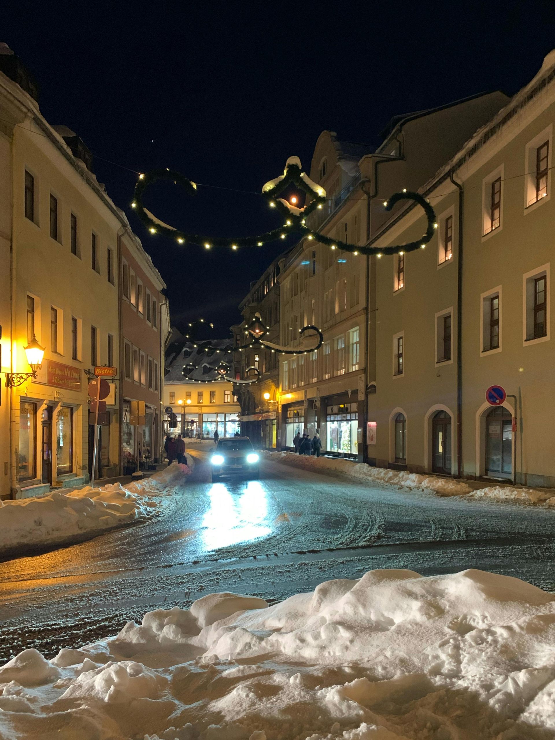 Ein hölzerner Spielzeugsoldat reitet auf einem Schaukelpferd in einer verschneiten Landschaft.