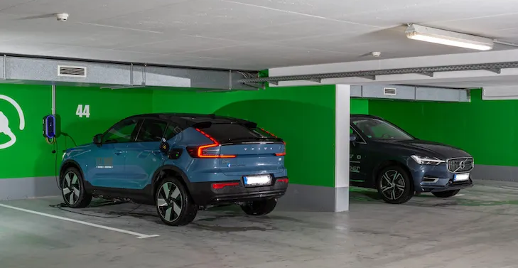 Zwei Autos stehen in der Tiefgarage eines Hotels in Chemnitz.