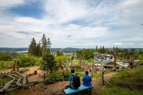 Luftaufnahme eines modernen Industriekomplexes mit mehreren weißen Gebäuden und Parkplätzen.
