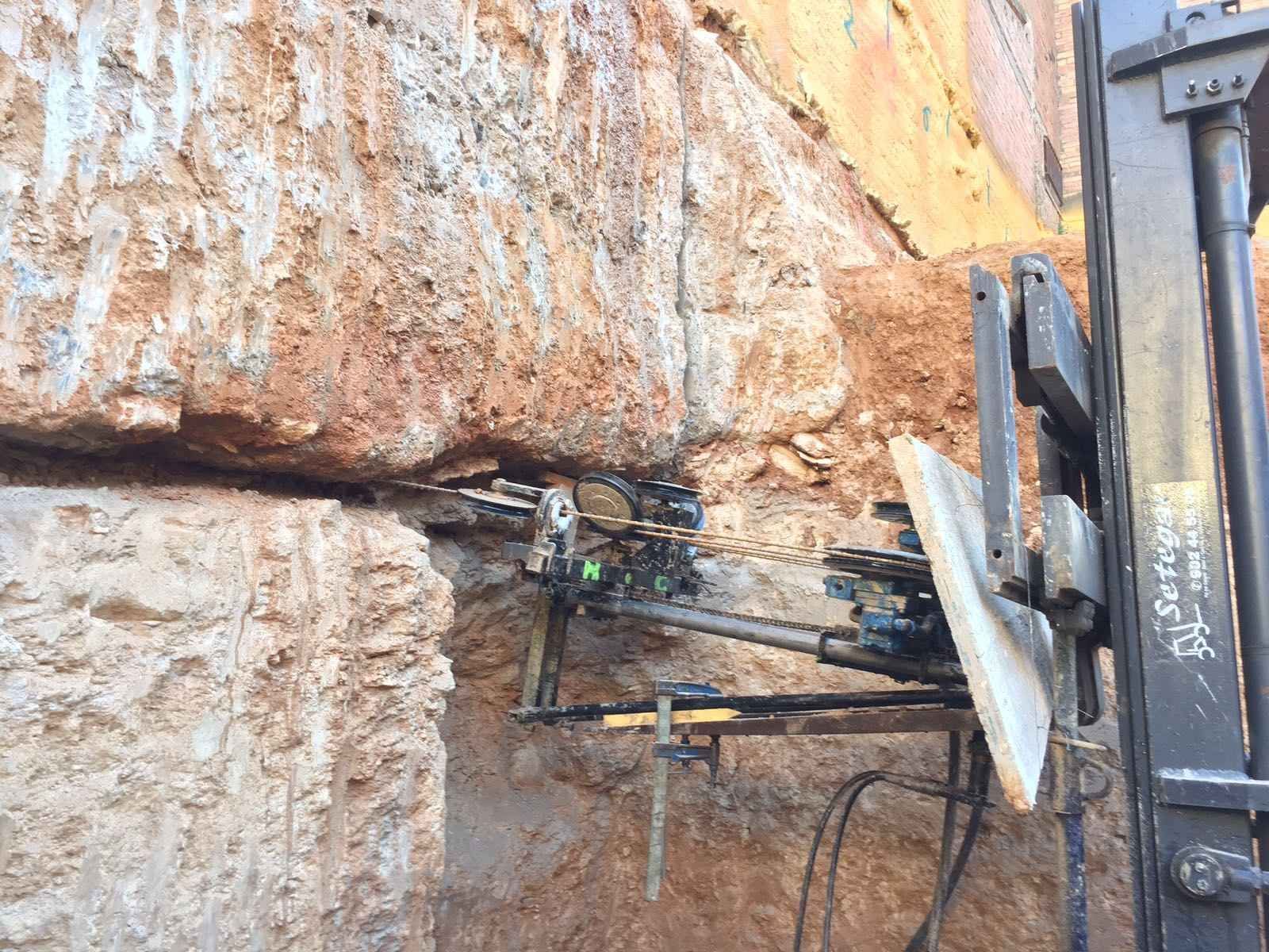 Una máquina está cortando una roca grande por la mitad.