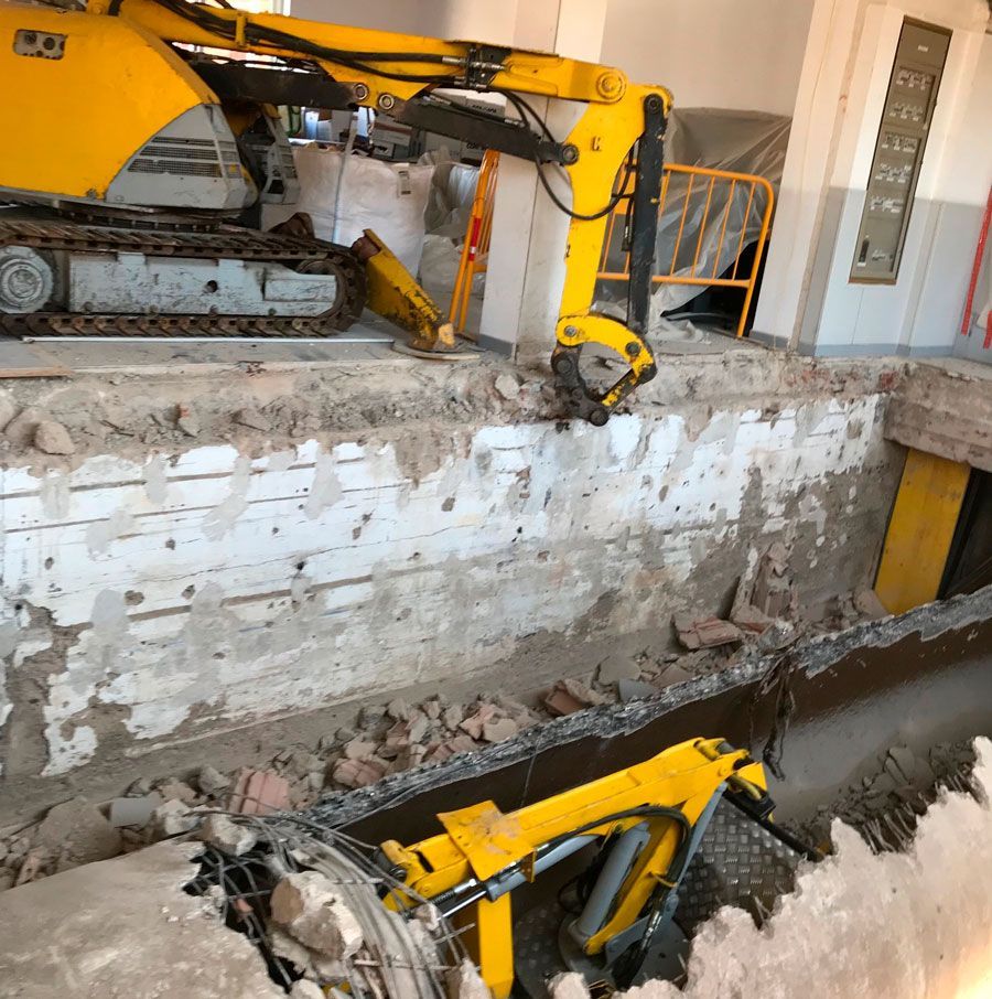 Una excavadora amarilla está trabajando en un sitio de construcción