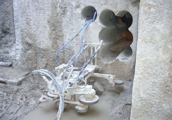 Una máquina está cortando agujeros en una pared de hormigón.