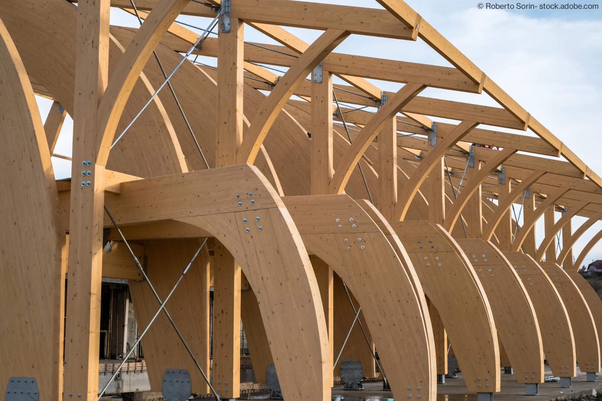 Verschraubt Holzteile mit Metallverstärkung