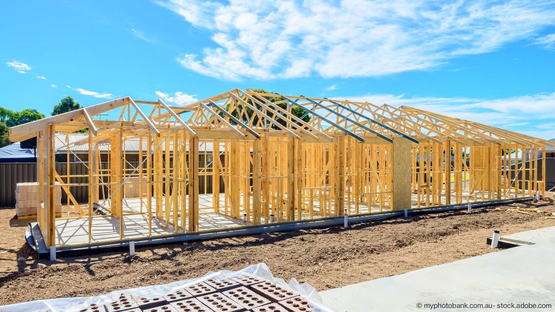 Konstruktion eines Hauses aus Holz von außen