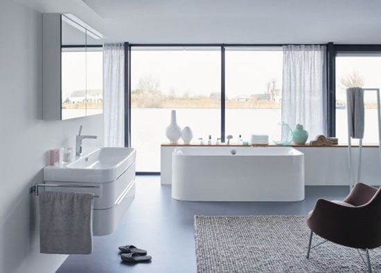 Muster eines Komplettbades, weiße und organische Einrichtung