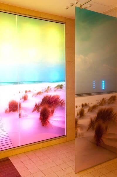 Farbenfrohe Strandszene mit Dünen und Himmel in leuchtenden Farben, dargestellt auf Glasplatten.
