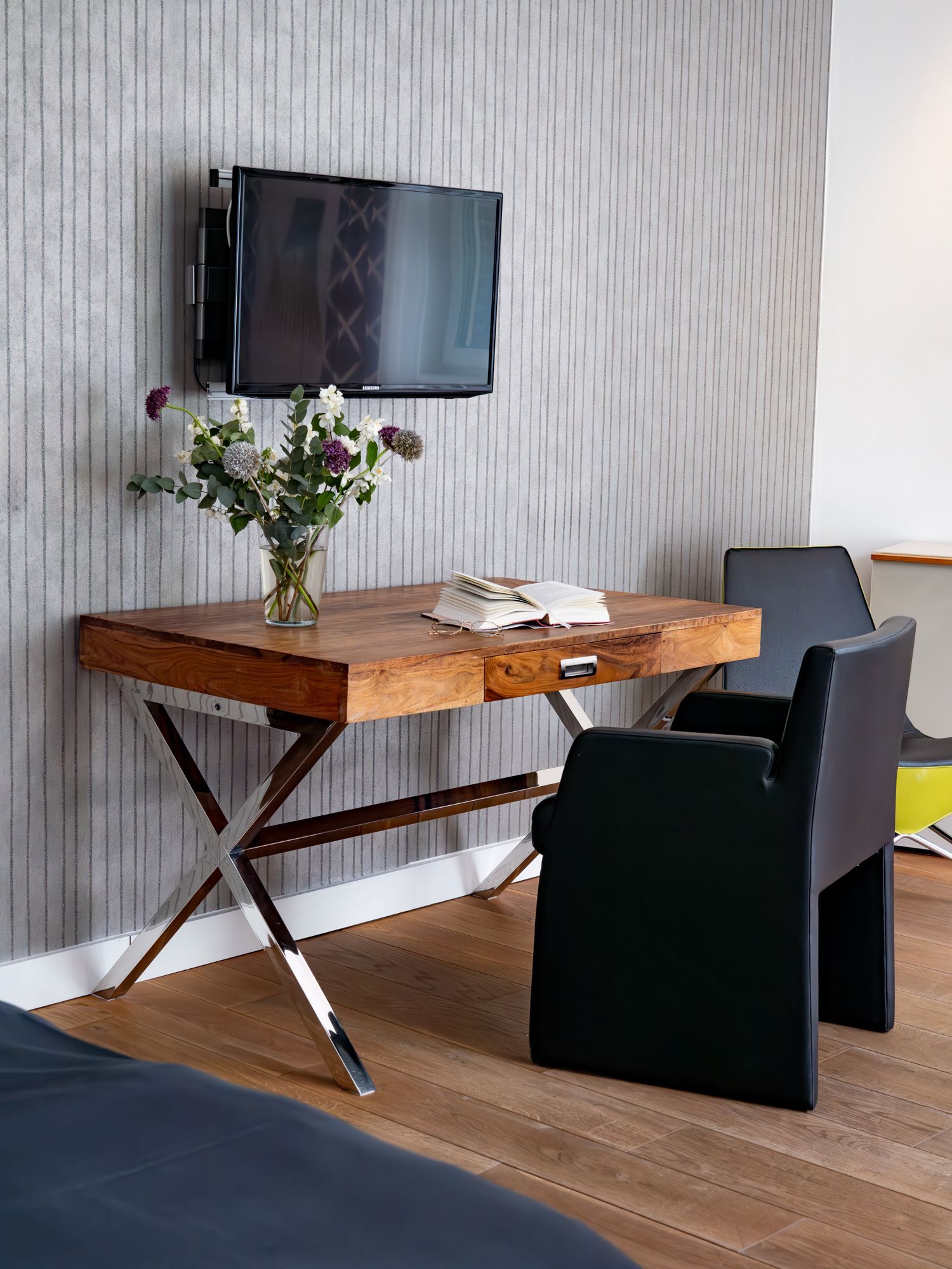 Modernes, barrierefreies Badezimmer mit offener Dusche, Toilette, Waschbecken, Waschtisch und Hocker.