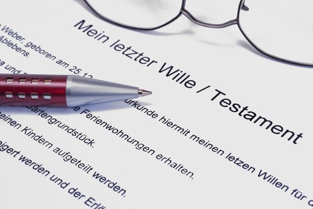 Ein Stift liegt auf einem Dokument mit der Aufschrift „Mein letzter Wille/Testament“